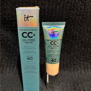 it cosmetics CC+ Oil-Free Matte Cream Foundation - Light Beige